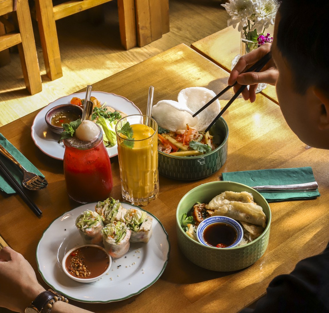 Inside Pho & Roll